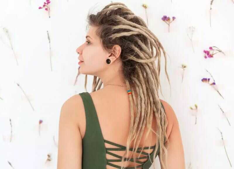 If you are all about that super low-maintenance life and want to embark on a loc journey, freeform locs are what you need. (Source: Love Hairstyles)