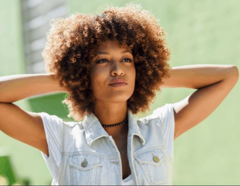 Apply a moisturizing leave-in conditioner to each section to ensure it is well-coated. (Source: Loving Kinky Curls)