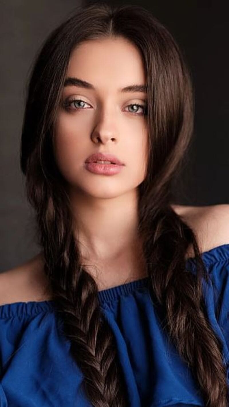 This brown hair blue eyes girl embraces the artistry of braiding and let the eyes do all the talking! (Source: Peakpx)