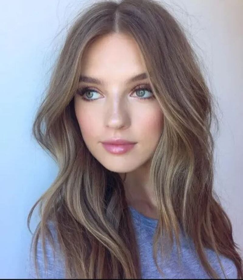 This technique adds a touch of elegance without appearing overly styled. (Source: The Right Hairstyles)