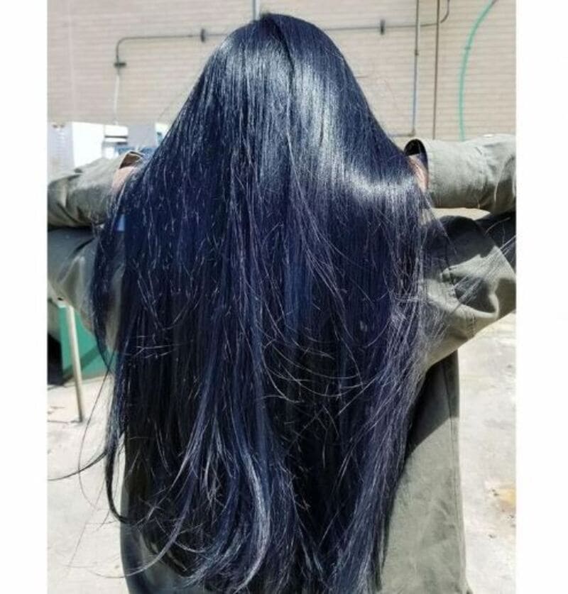 To achieve a more noticeable effect, ask your stylist to add babylights before applying the deep blue hue. (Source: Pinterest)