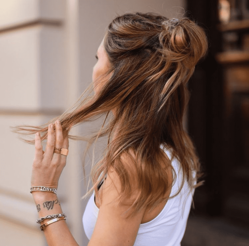 Sway into casual glam with a half-up bun—a go-to hairstyle for a touch of everyday elegance. (Source: Instagram @gofeminin_de)