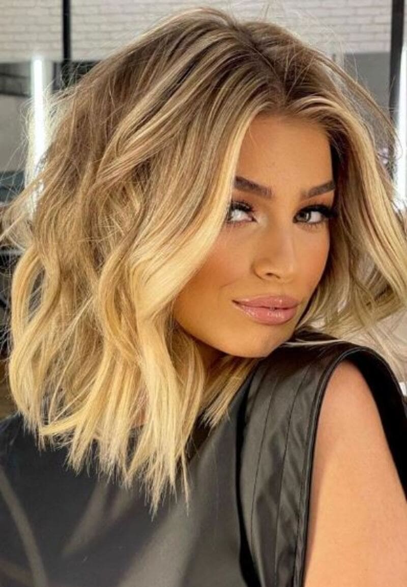 This glamorous long blonde bob is parted gracefully on the side and adorned with relaxed, textured curls. (Source: Pinterest)