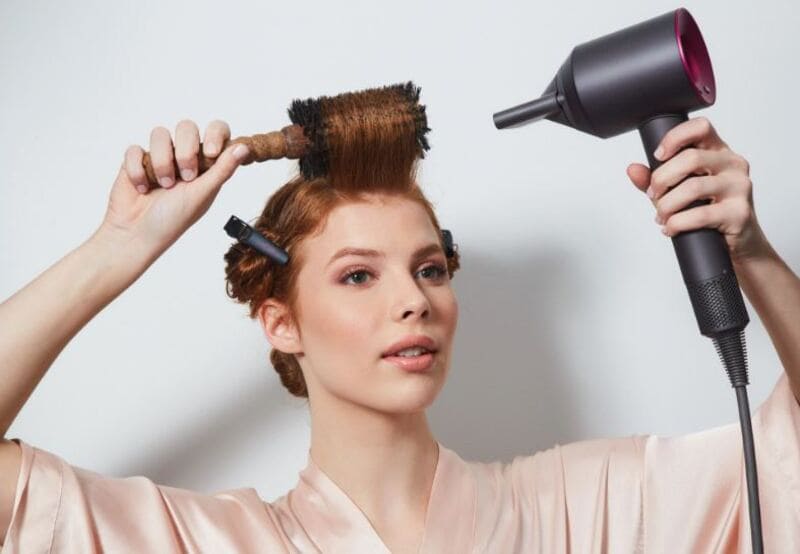 Increasing volume in your hair is as simple as blow-drying with a round brush. (Source: Tudo sobre Eventos)