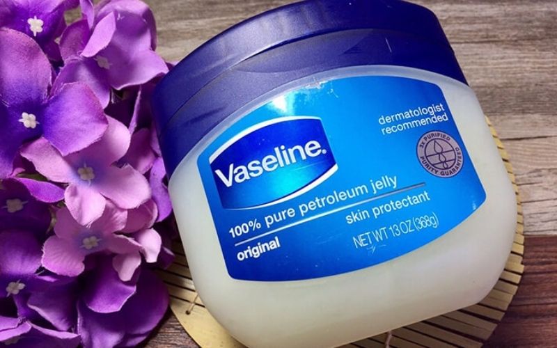 How to get glue of lace by vaseline (Source: Bachhoaxanh) 