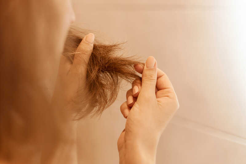 Avoid heat styling and harsh chemicals post-lightening to maintain hair health (Source: Freepik)