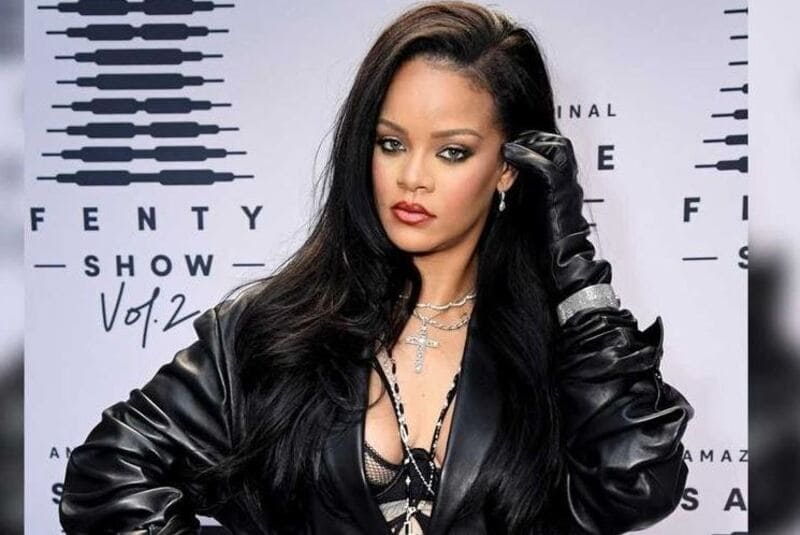 Rihanna rocks a layered haircut to align with her chin. (Source: Pinterest)