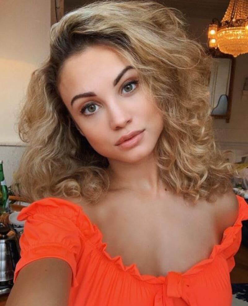 Let the stunning Belgian model Rose Bertram inspire you with her curly hair. (Source: Pinterest)