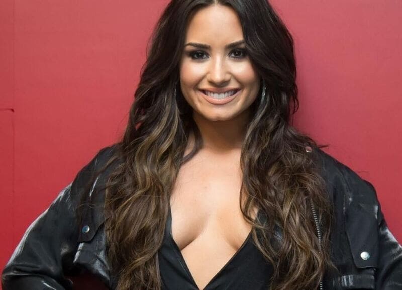 Demi Lovato's wet-look hairstyle is the symbol of waterfall thick layered long hair. (Source: Los Angeles Times)