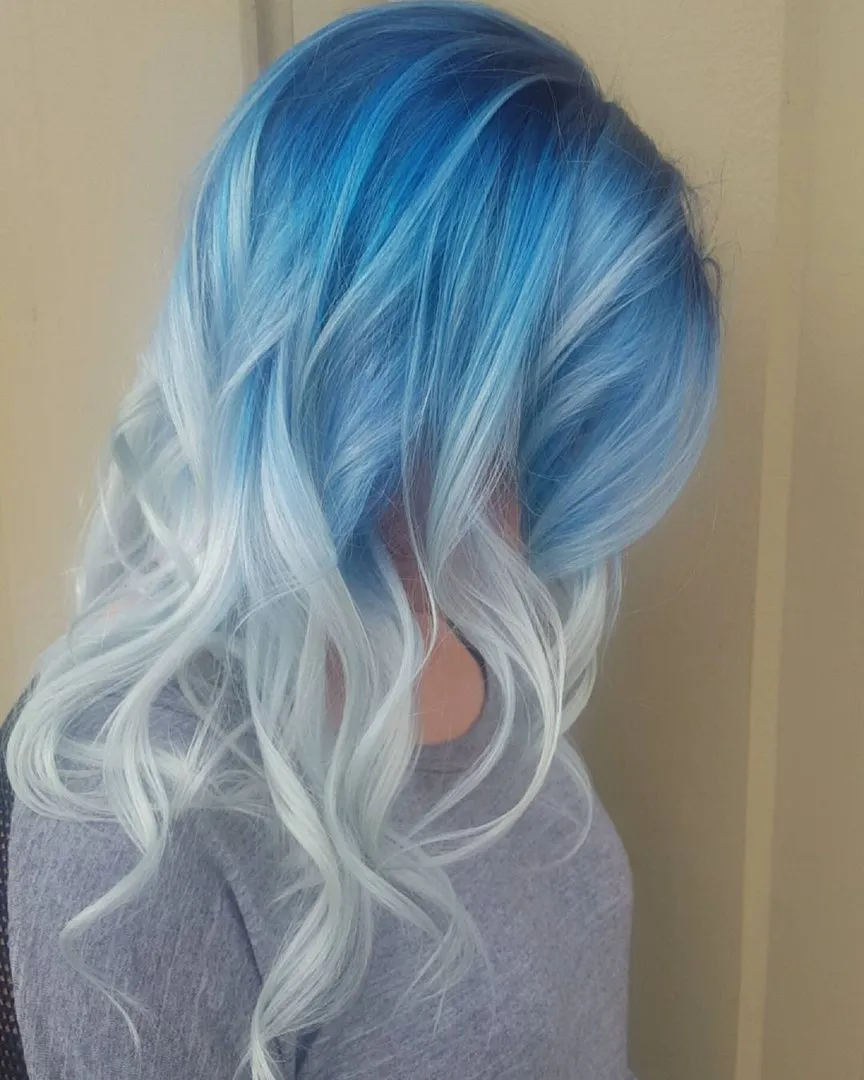 You can opt for electric blue highlights to enhance your two-tone hair. (Source: The Right Hairstyles)