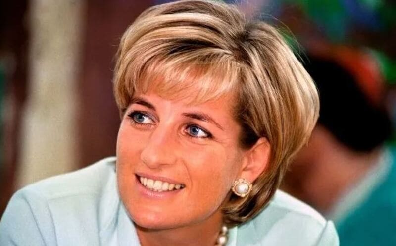 Princess Diana is the ultimate '90s style icon that everyone desires. (Source: StyleCaster)