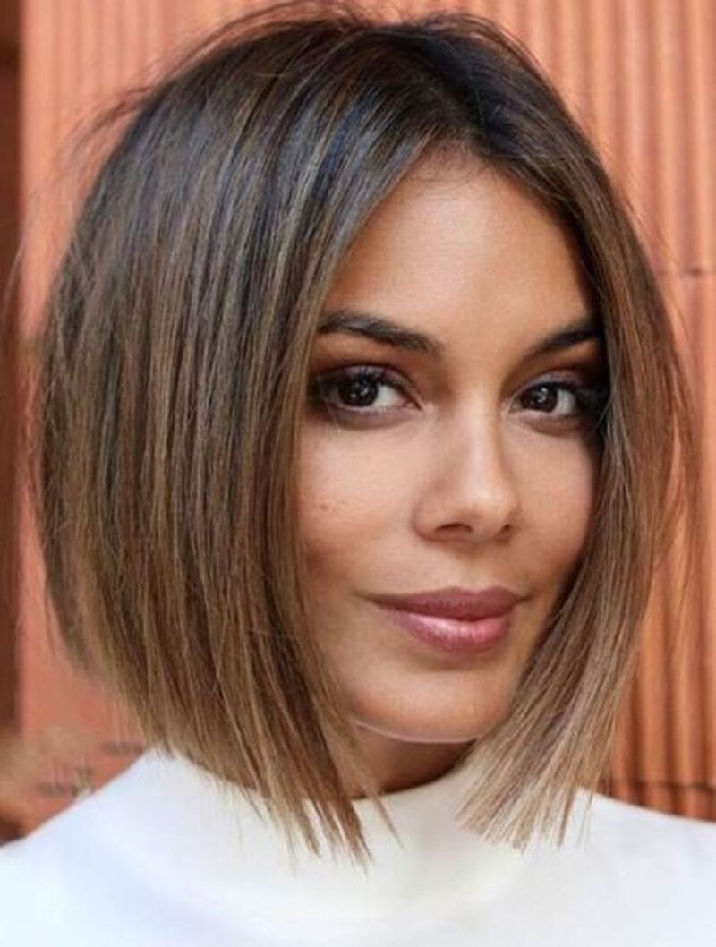 The short bob with a middle part features a bob that ends near your chin, making your face appear thinner. (Source: Pinterest)