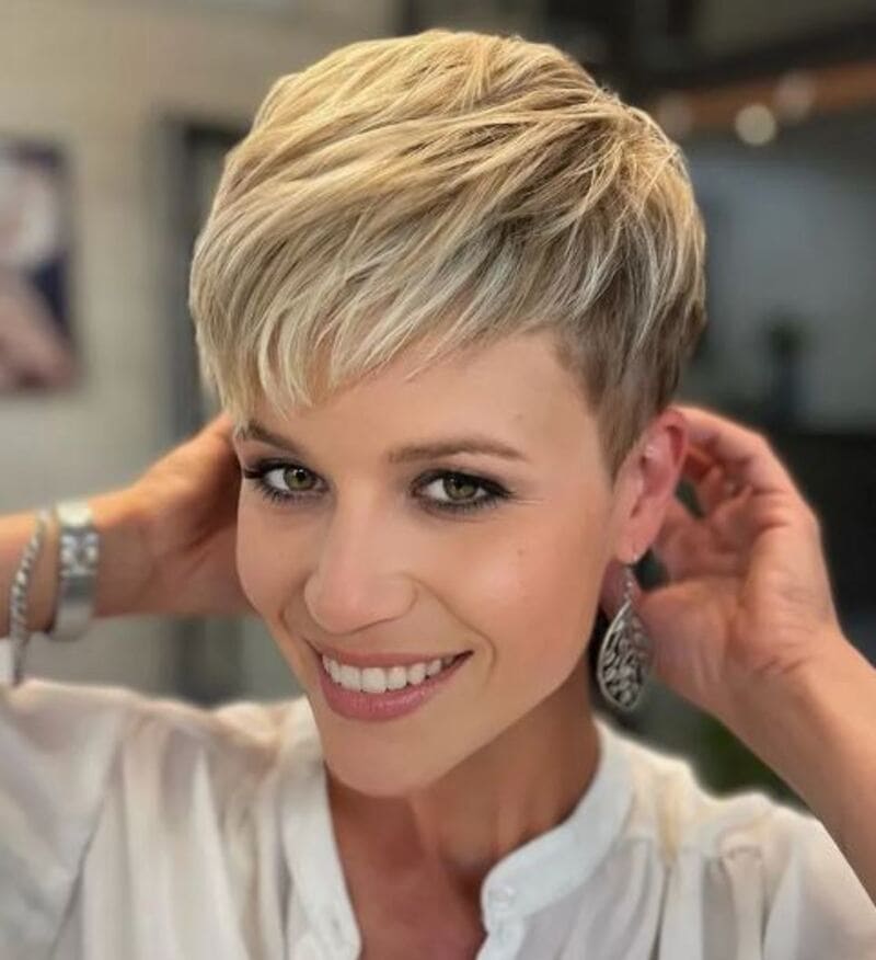 The cropped pixie cut features short bangs to effectively conceals the hairline. (Source: Hair Adviser)