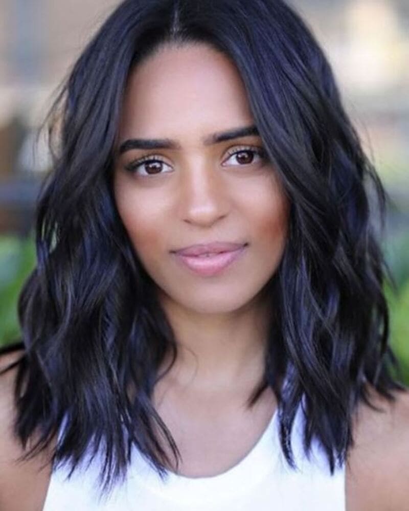 Shoulder-length beach waves serve as a wonderful short weave hairstyle for black women. (Source: Pinterest)