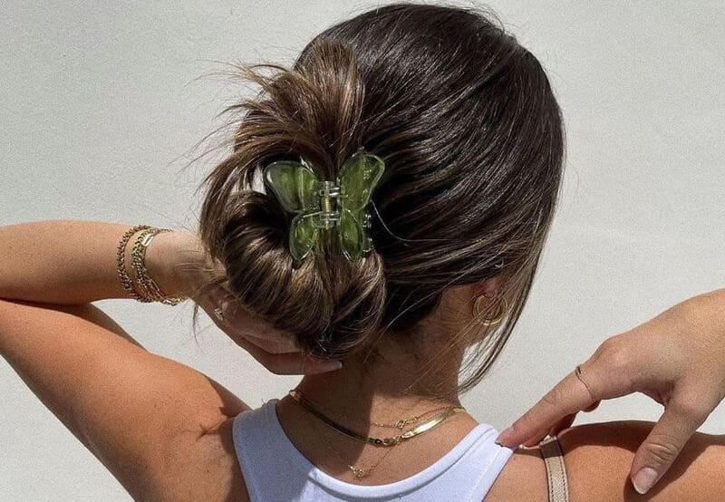 For a quick and practical hairstyle, the low bun claw clip style is a perfect choice. (Source: Prose)