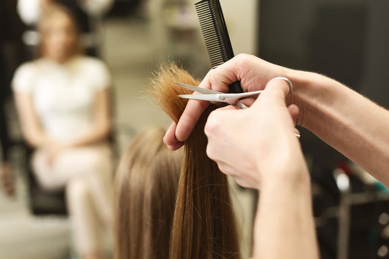 Regular hair trim at salon helps to get rid of split ends (Source: BeBeautiful)