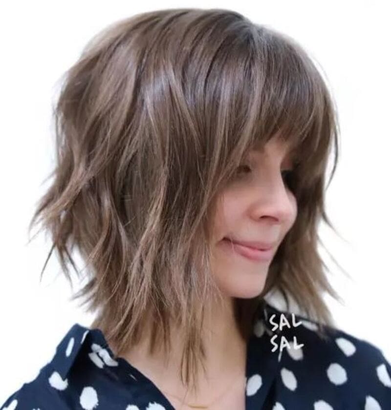 The carefully added layers create a harmonious and stunning overall look. (Source: The Right Hairstyles)