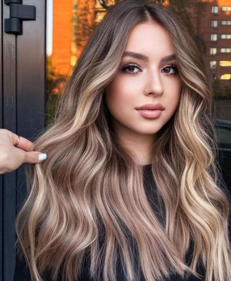 For experimenting with fun or trendy colors without a long-term commitment, consider using a temporary color cream. (Source: Bangstyle)