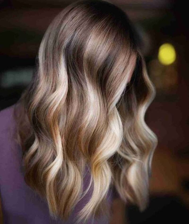 Two tone hair color blonde and brown will create a striking contrast. (Source: Latest-Hairstyles.com)