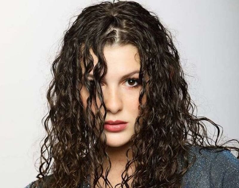 The curly side of wet and wavy hair often come with voluminous and defined curls. (Source: Estetica Magazine)