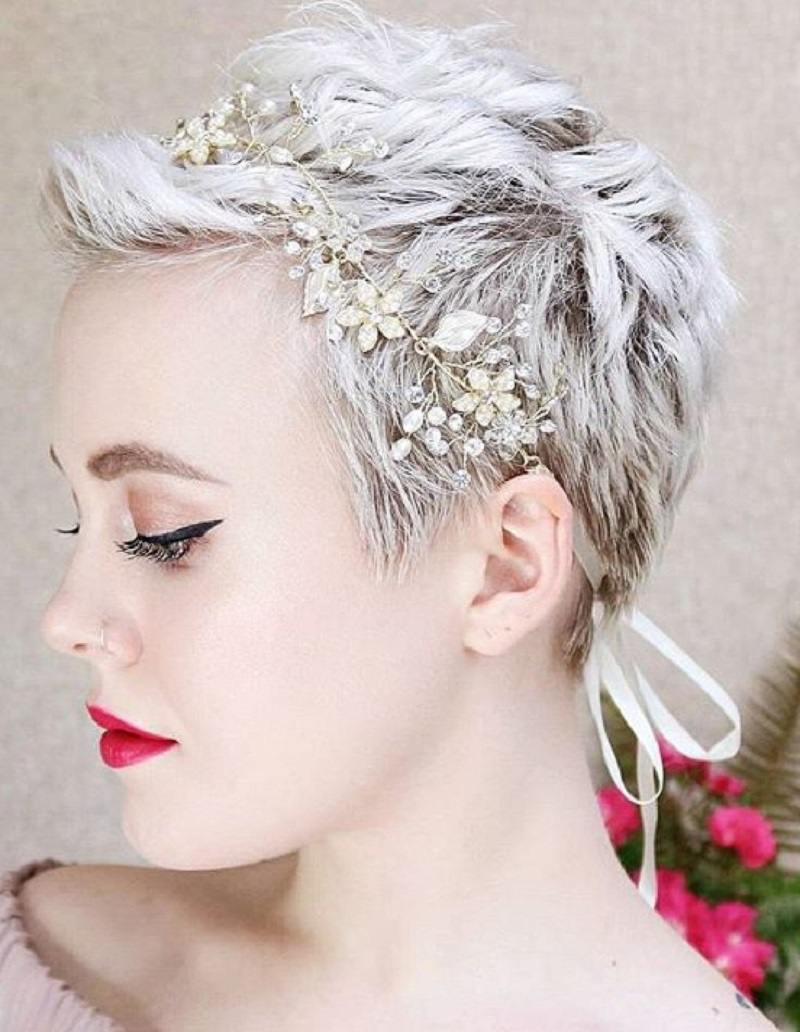 Textured Pixie with Headband (Source: Pinterest)