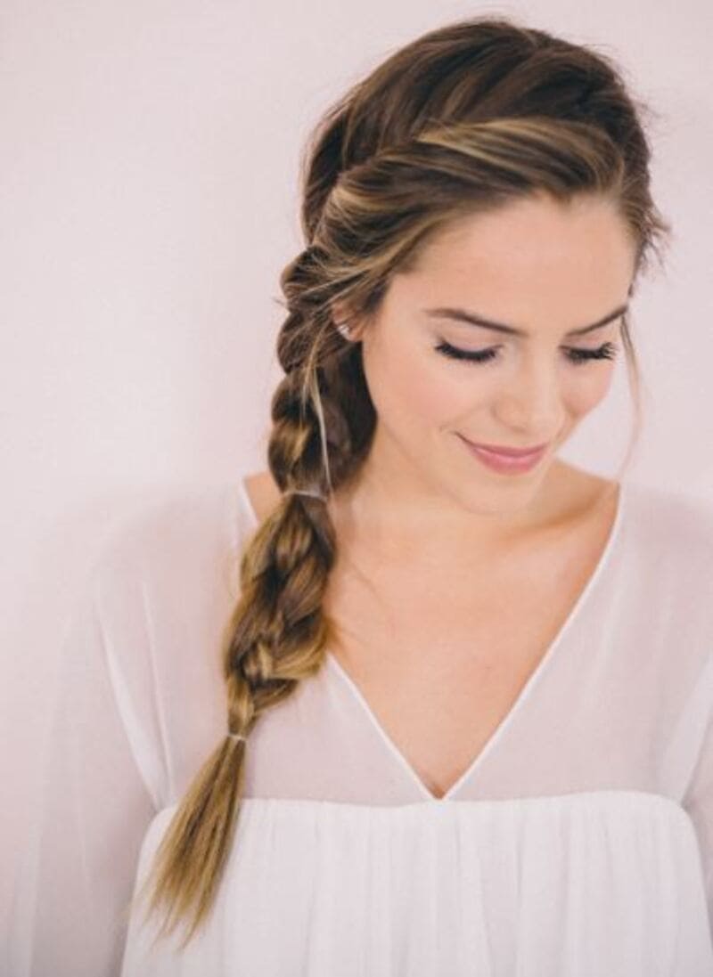 Do you want to achieve a dreamy and messy braid with side braid with a twist? (Source: Julia Berolzheimer)