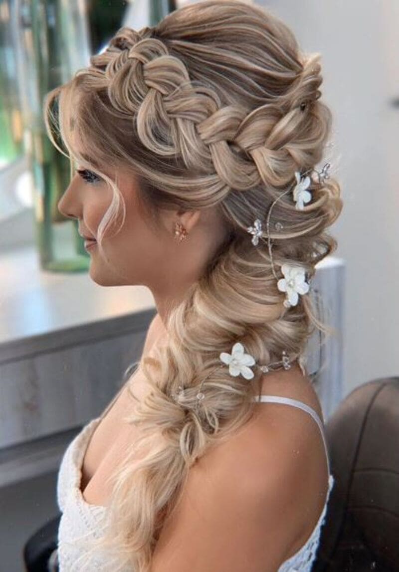 Braiding hair to the side offers a perfect balance of elegance and romance. (Source: Pinterest)