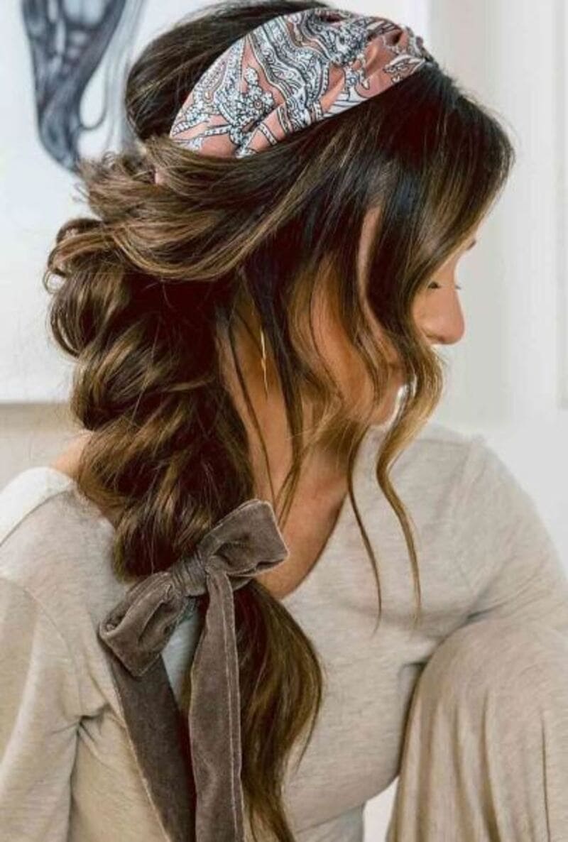 You can achieve the boho-chic aesthetic by adding a distinctive headband. (Source: Pinterest)