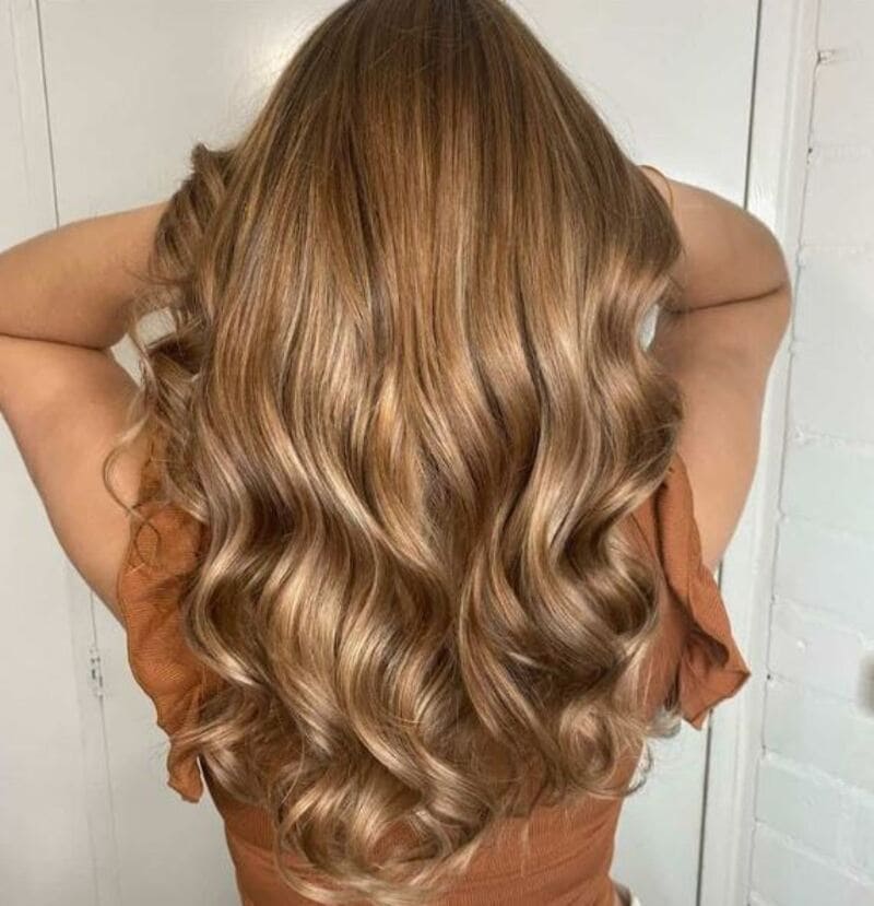 Golden brown hair color creates a beautiful blend of light and dark shades. (Source: Pinterest)