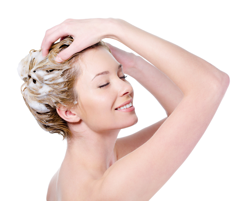 Apply conditioner to hydrate and repair your hair (Source: Freepik)