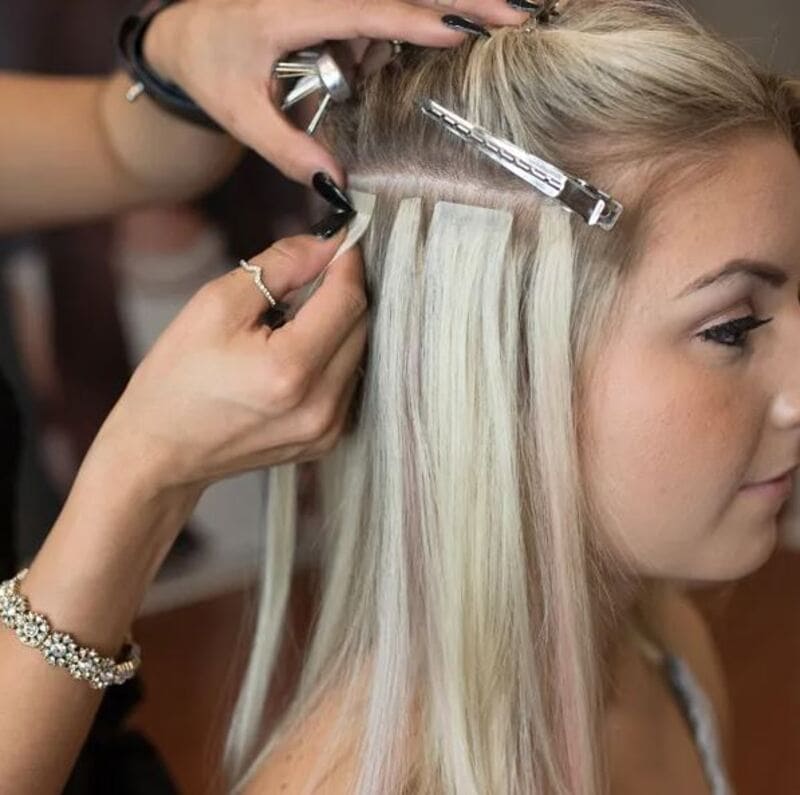 Clip-in hair extensions are attached to your natural hairstyle using small clips, allowing you to easily style your hair. (Source: contratacion)