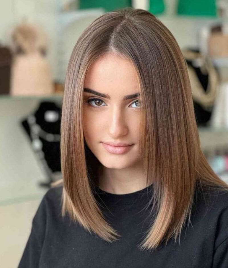 Straight hair shoulder length is a perfect balance between the convenience of a short cut and the versatility of a longer style. (Source: Latest-Hairstyles.com)