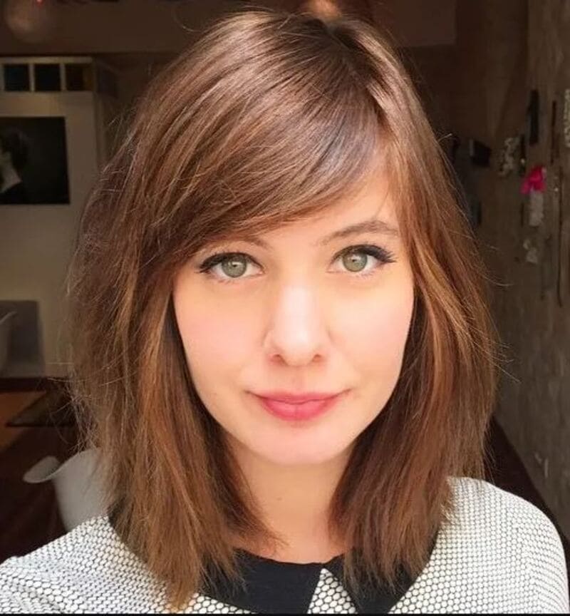 Side-swept bangs bring a nostalgic feel while maintaining a contemporary appeal. (Source: The Right Hairstyles)