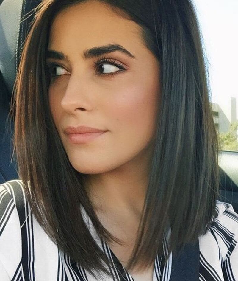 You can embrace the natural straightness of your shoulder length hair by keeping it sleek and polished. (Source: Pinterest)