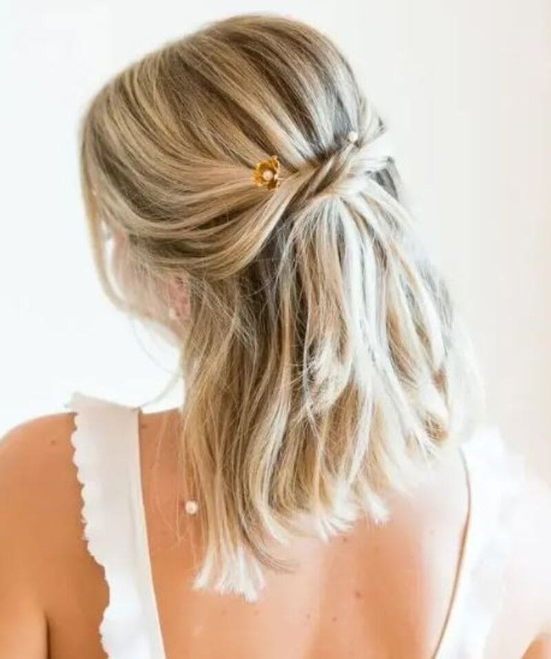 The twisted half-updo combines the elegance of a half-up hairstyle with the twisting sections of hair. (Source: Weddingomania)