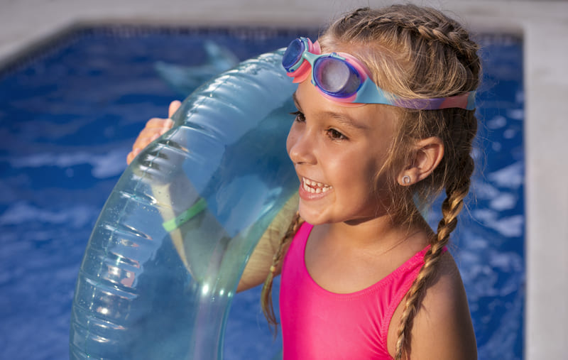 Everything you need to know about swimming with braids (Source: Freepik)