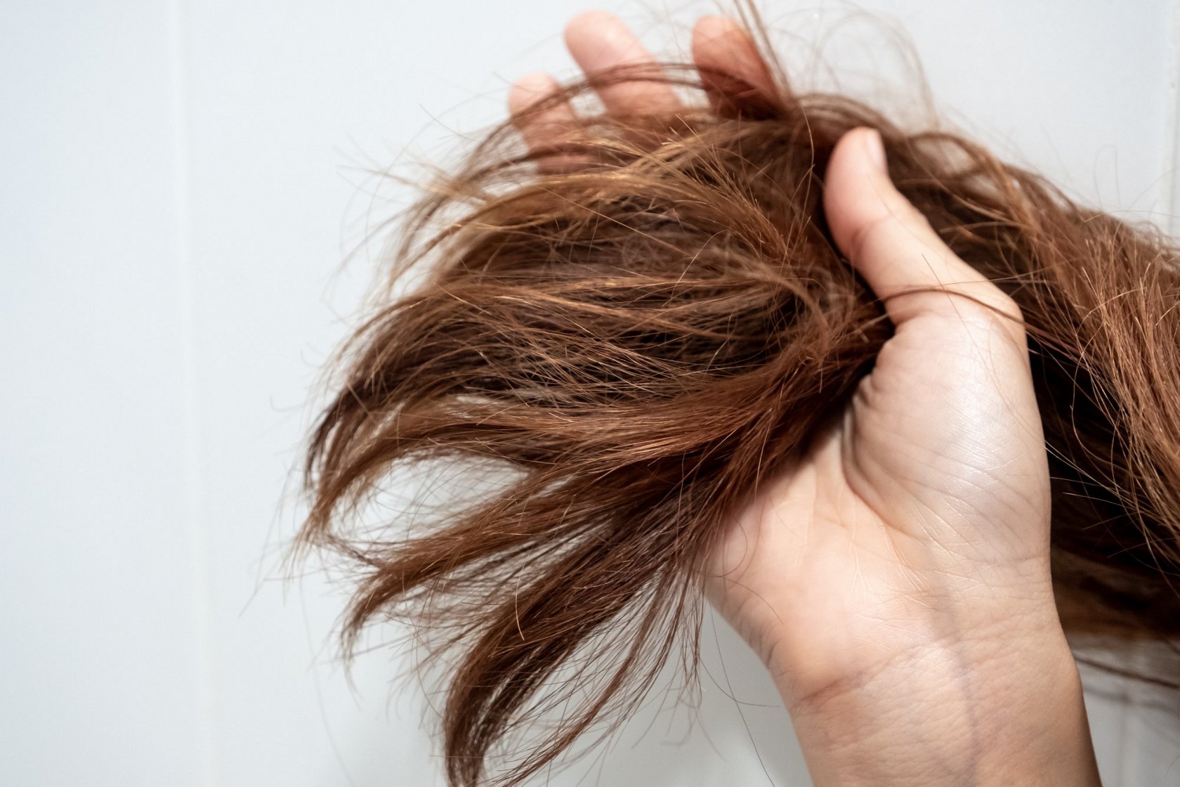 What are the causes of dry hair?